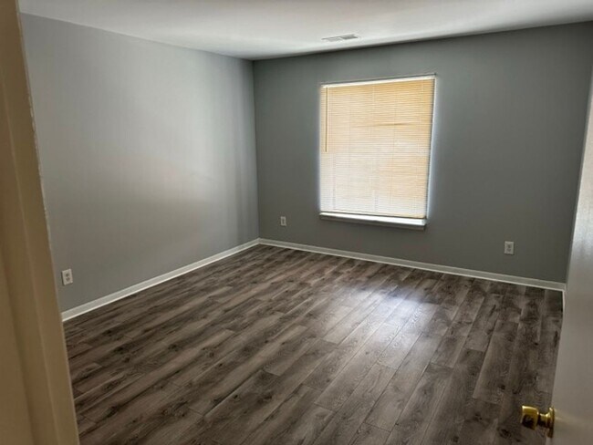 Building Photo - 3 Bedroom Condo in Southfield
