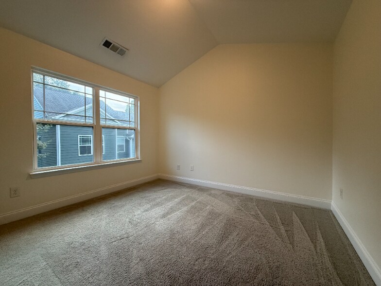 Building Photo - 1365 Memorial Dr SE