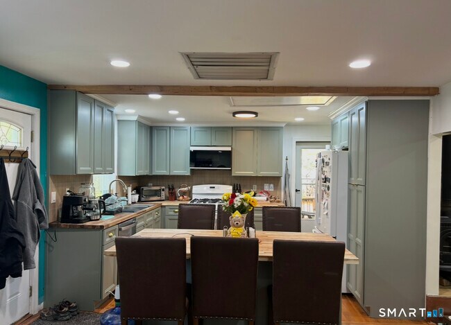 Building Photo - 16 Flak Ln