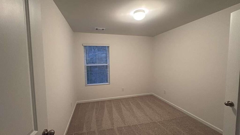 Building Photo - 576 River Run Dr