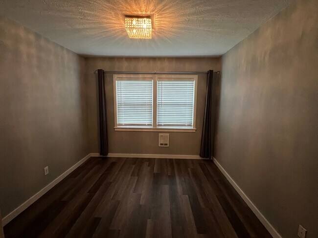 Building Photo - r3008unanderavev