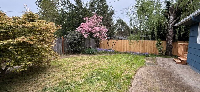 Building Photo - Well-cared-for home with strong curb appeal and quality updates in Southeast Portland.