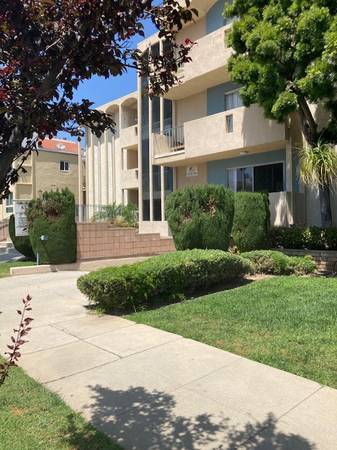 Building Photo - 833 5th St