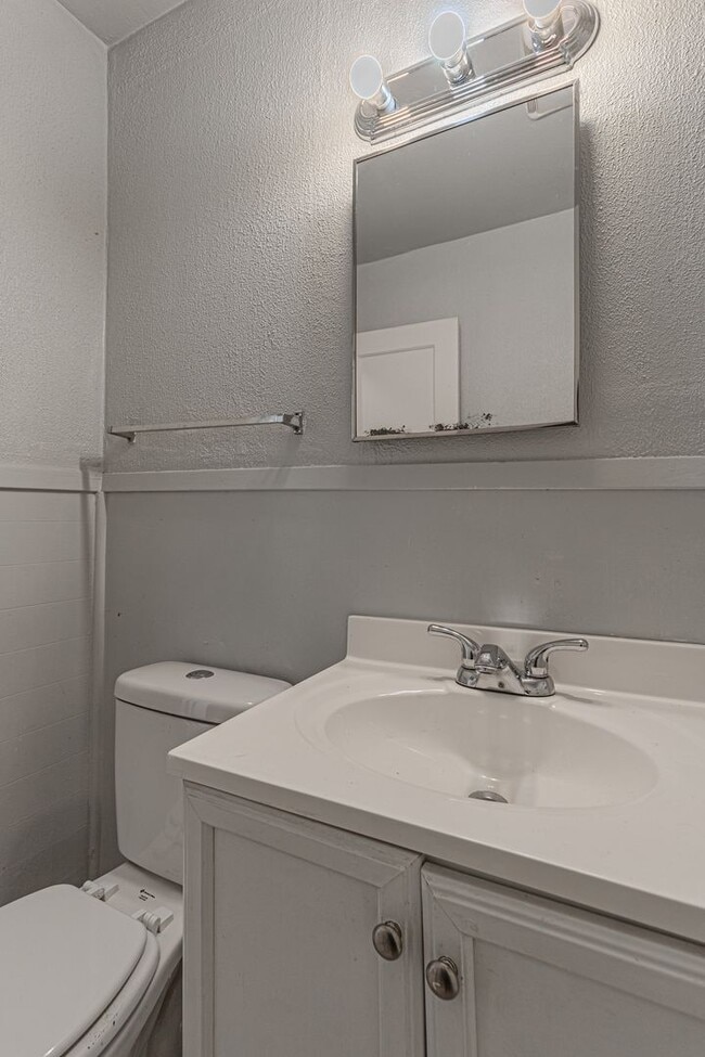 Building Photo - 3 Bed 2 Bath in OKC!
