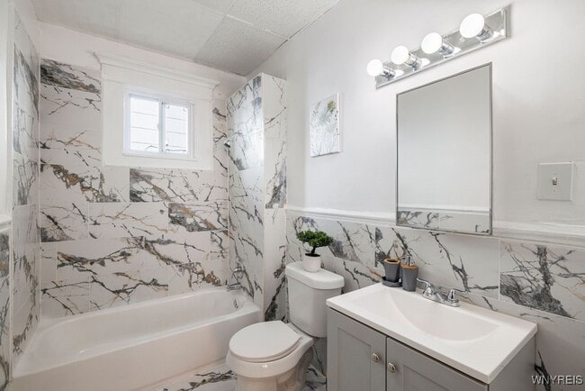 Building Photo - 166 Grey St