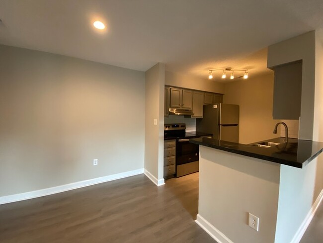Building Photo - 2 Bedroom, 2 Bath condo