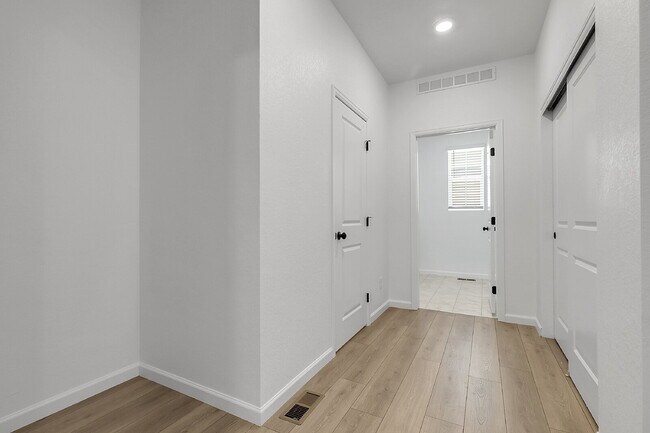 Building Photo - $2,995, 3-bed, 2.5-bath located in Castle ...