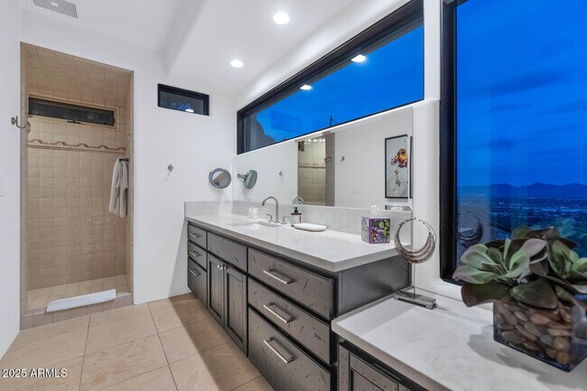 Building Photo - 5810 E Cholla Ln