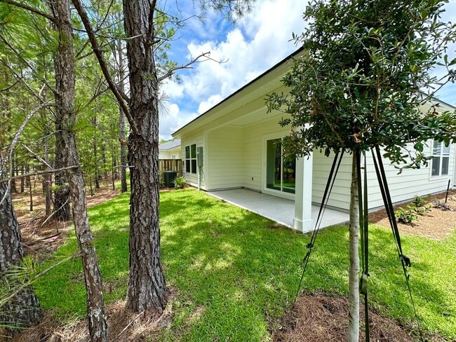 Building Photo - Townhouse with amenity packed neighborhood...
