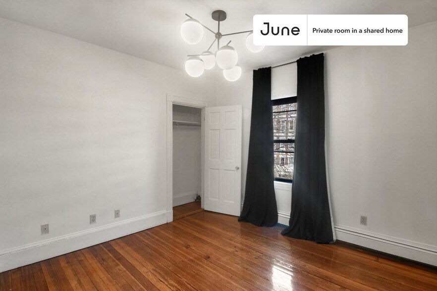 Building Photo - Room in Shared 6 bed/2 bath home