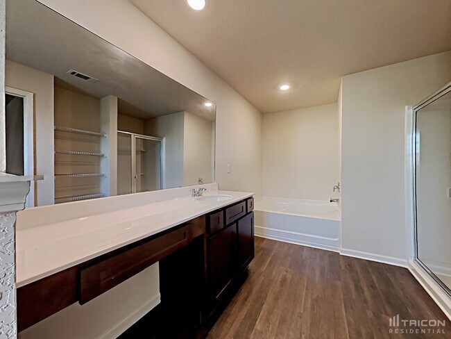 Building Photo - 806 Golden Bell Wy