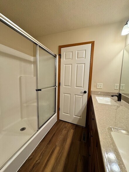 Building Photo - 8821 Ridge Hollow Dr