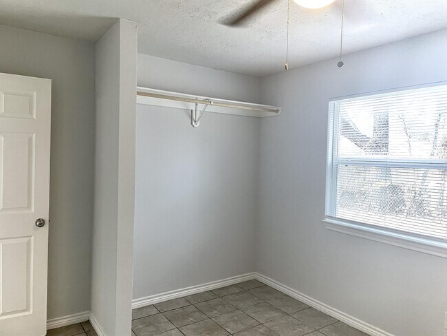 Building Photo - 1906 Finfeather Rd