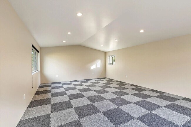 Building Photo - Beautiful home on large, landscaped flag lot - Available Now