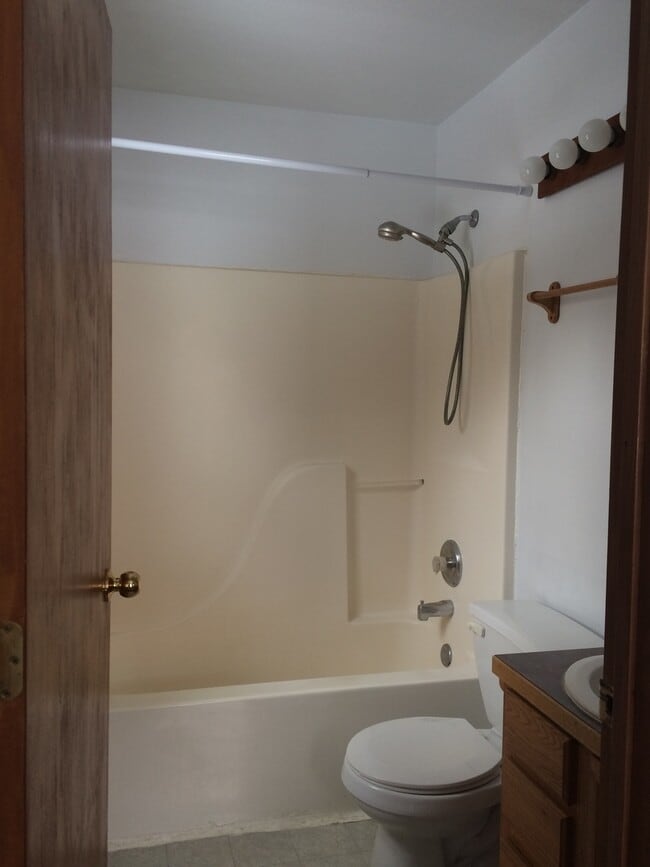 Building Photo - 4 Bd/2.5 Ba located on Pioneer Hill!