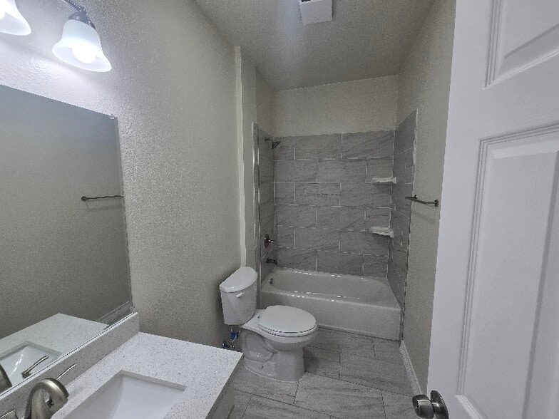 Building Photo - 512 S Hackberry St