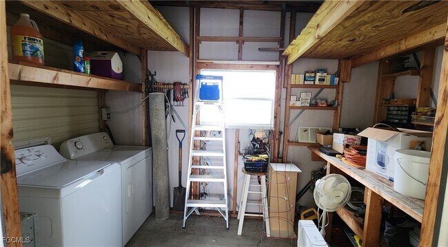 Building Photo - 233 Rainbow Dr