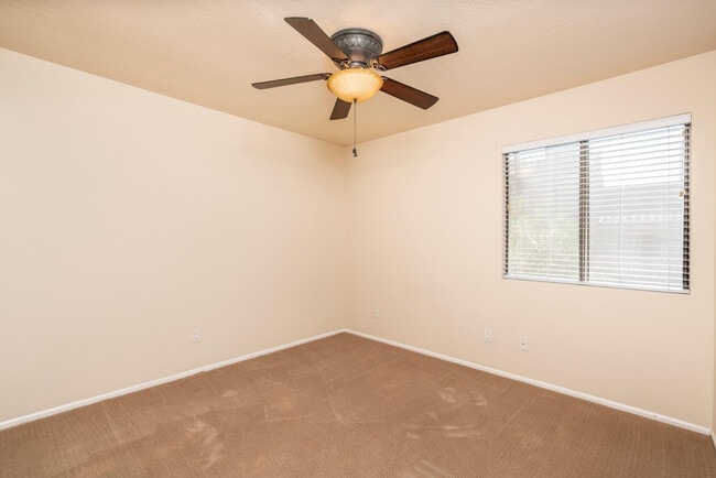 Building Photo - 1656 N Sierra Vista Dr
