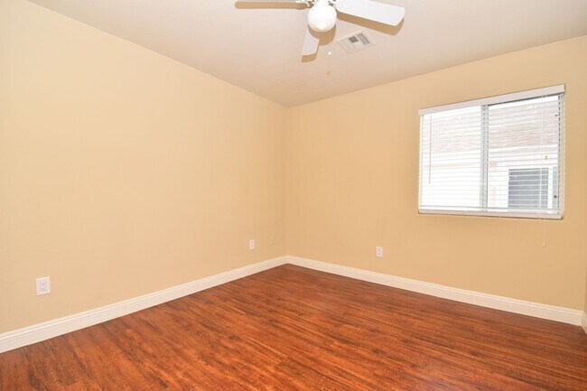 Building Photo - Charming 3-Bedroom, 2.5-Bath Condo with At...