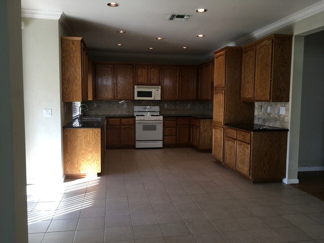 Building Photo - Charming home in established neighborhood with 4 bedrooms and 3 baths.