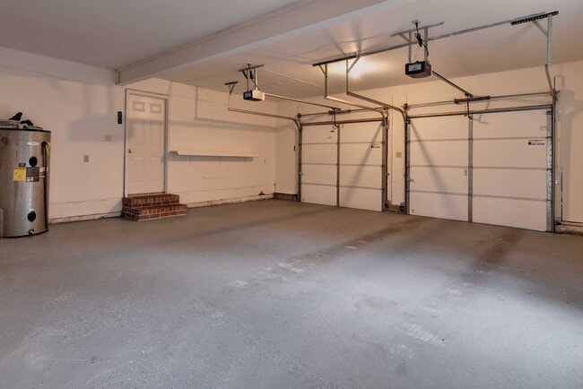 Building Photo - Beautifully Refreshed 4 Bedroom 3 Bath Col...