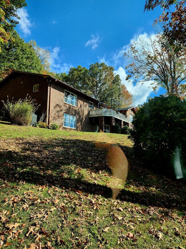 Building Photo - 910 Old Fort Rd