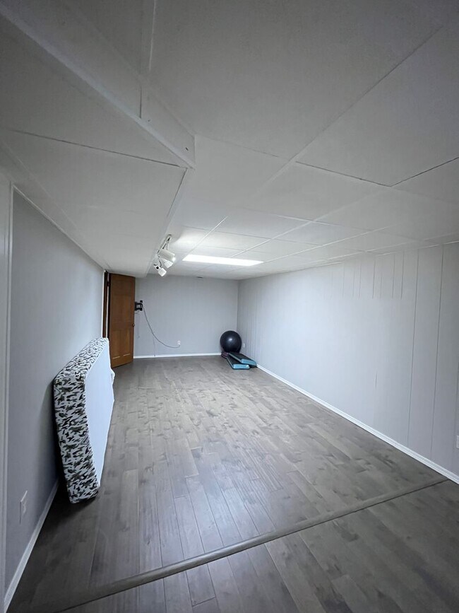 Building Photo - 2842 S Glendale Ave