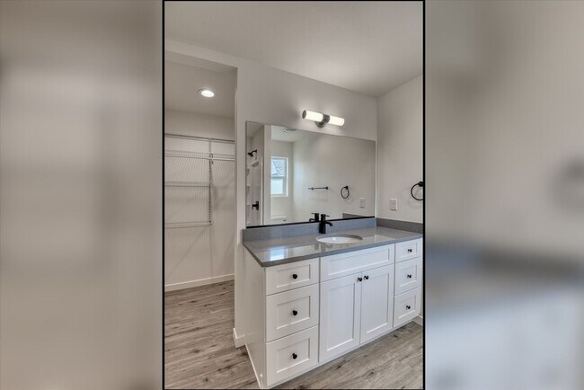 Building Photo - E. 7th Duplex