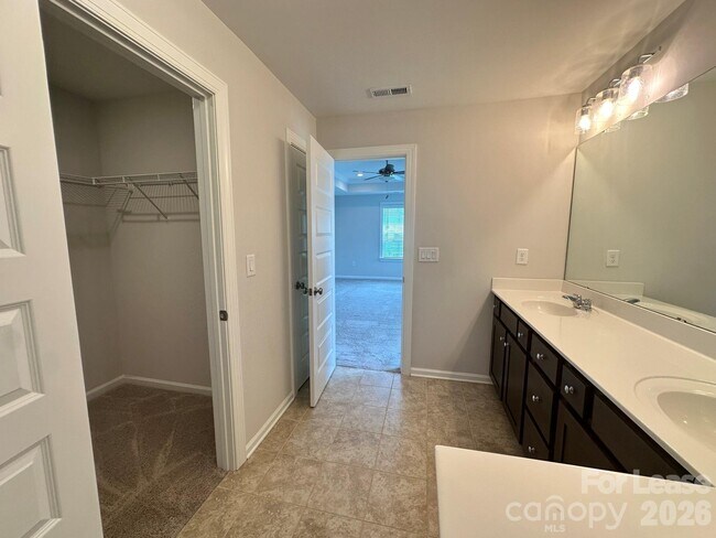 Building Photo - 1139 Overlake Dr
