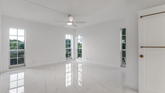 Building Photo - 3000 N Palm Aire Dr