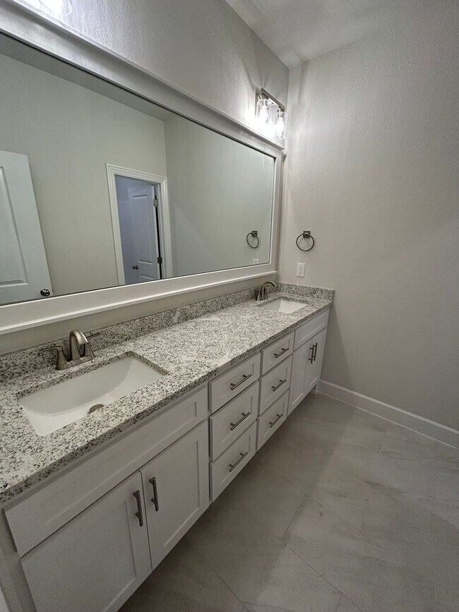 Building Photo - Beautiful Bentonville Home! 4 Bedrooms, 2....