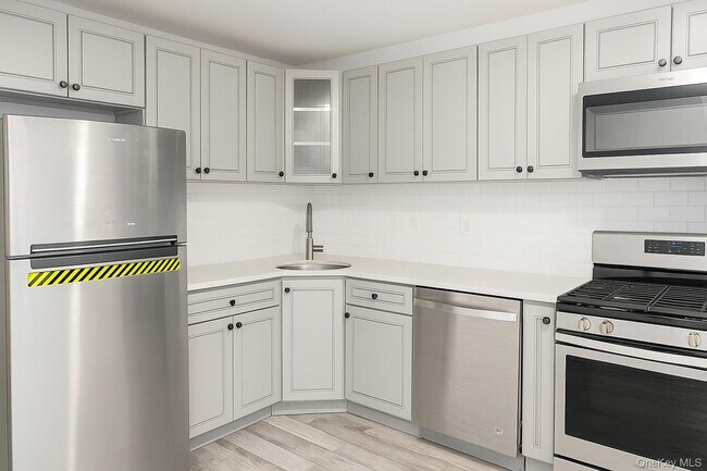 Primary Photo - 987 Halsey St