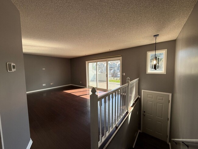 Building Photo - Updated 2 Bed, 2.5 Bath Apple Valley Townh...