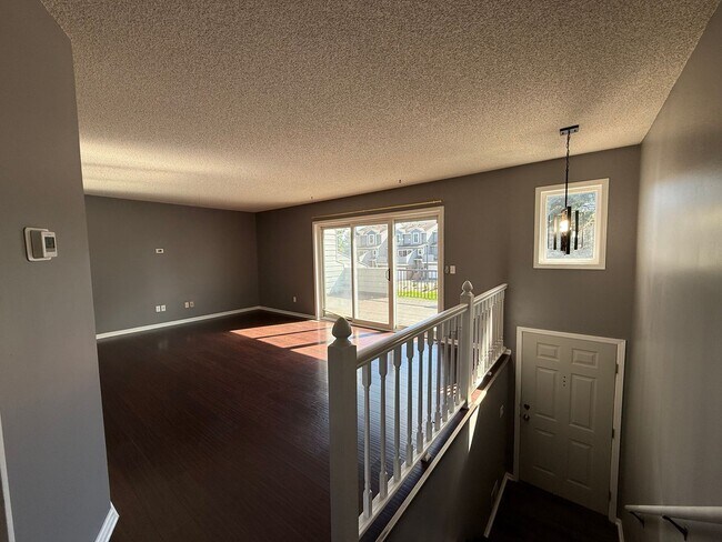 Building Photo - Updated 2 Bed, 2.5 Bath Apple Valley Townhome