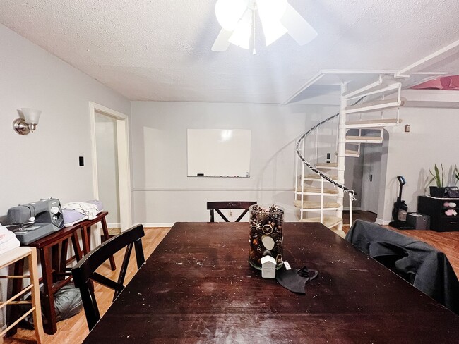 Building Photo - PRELEASING for AUGUST! Close to Campus