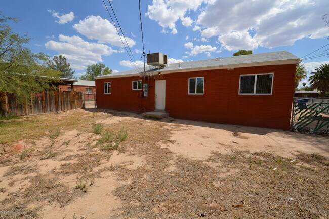Building Photo - 4633 E 19th St