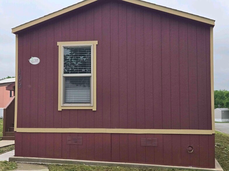 Building Photo - 709 N Collins Fwy