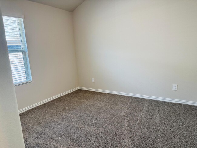 Building Photo - 801 Easthill Dr