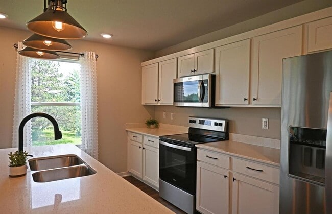Building Photo - Spacious Elegance Meets Modern Comfort In ...