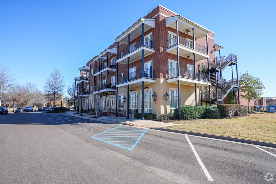 Building Photo - The Avenue Condominiums