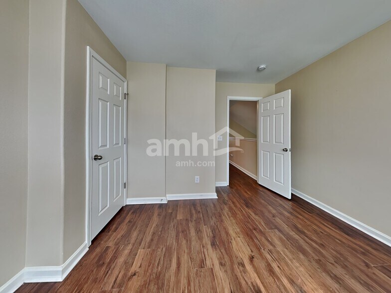 Building Photo - 830 Hyacinth Cir