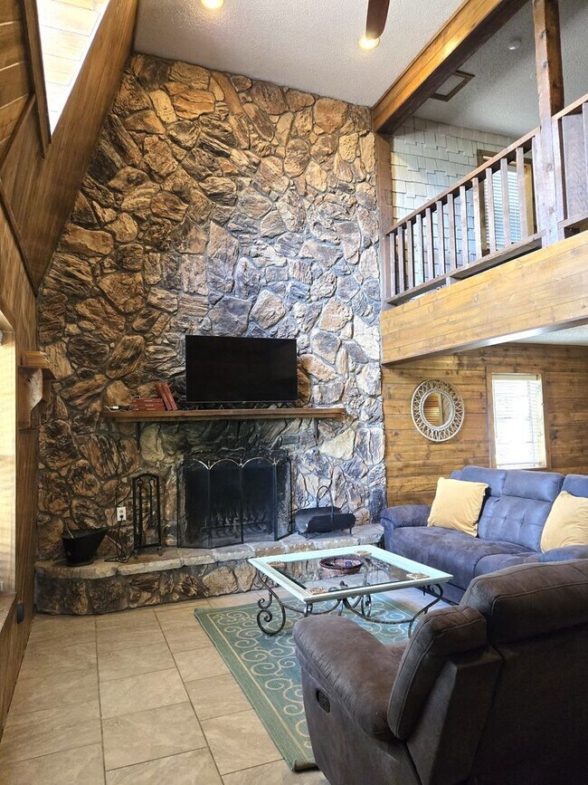 Building Photo - Large Three Bedroom Home Close To Midtown ...