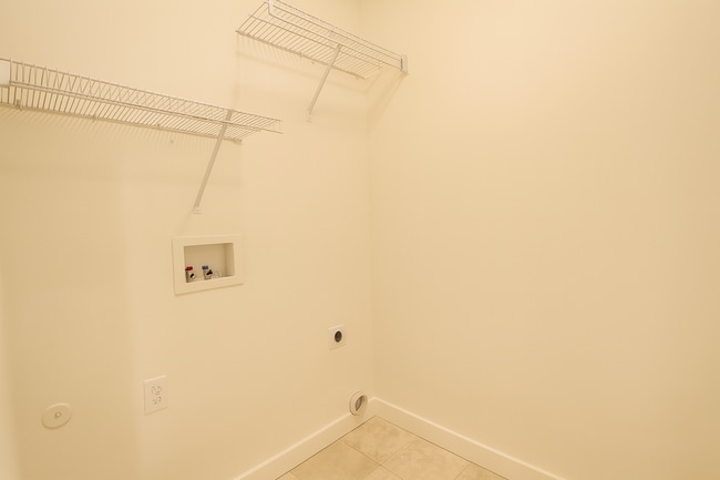 Building Photo - Gorgeous 3x2.5 duplex unit with a fenced b...