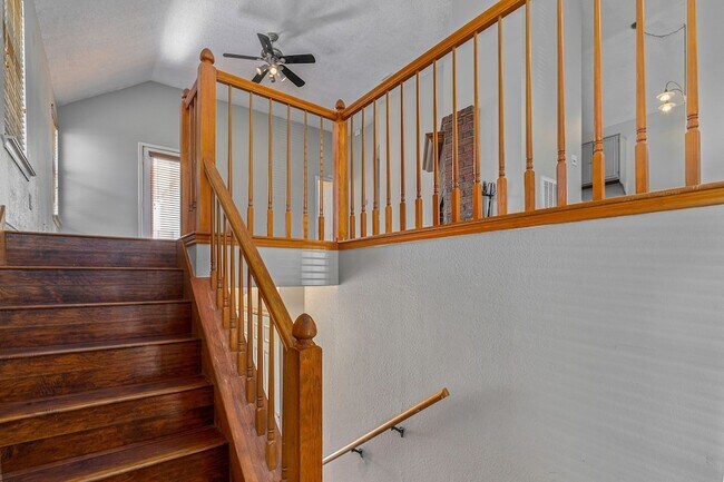 Building Photo - 588 Lake Forest Dr