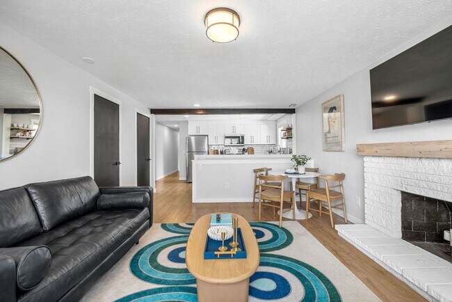 Building Photo - Modern 2BR Suite – Newly Furnished, Pet-Fr...