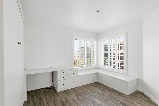 Building Photo - Ocean and Newport Harbor Views