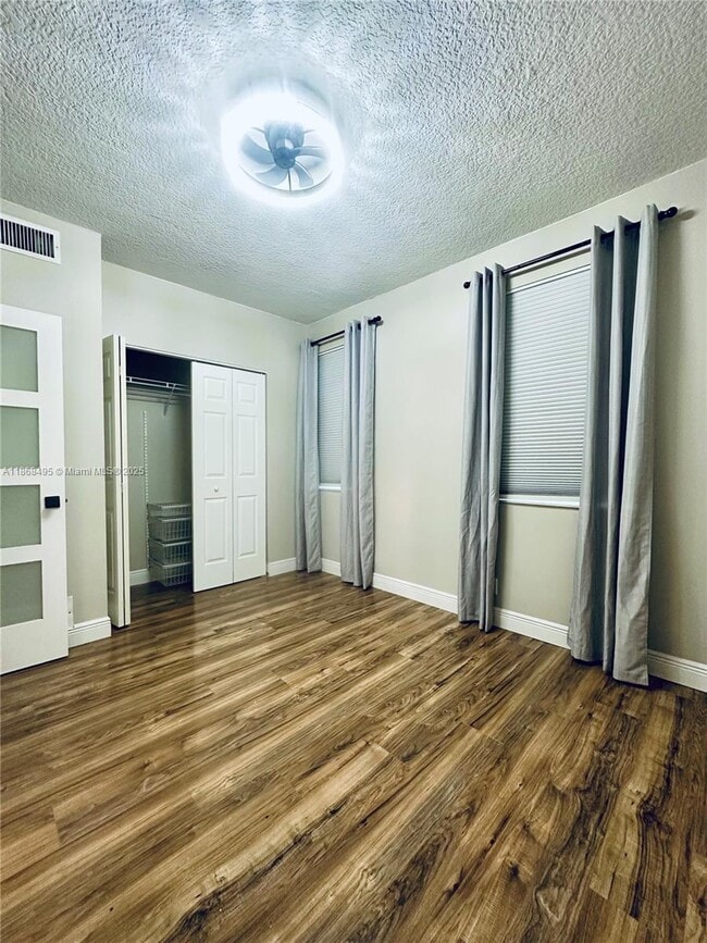 Building Photo - 7821 Sanibel Dr