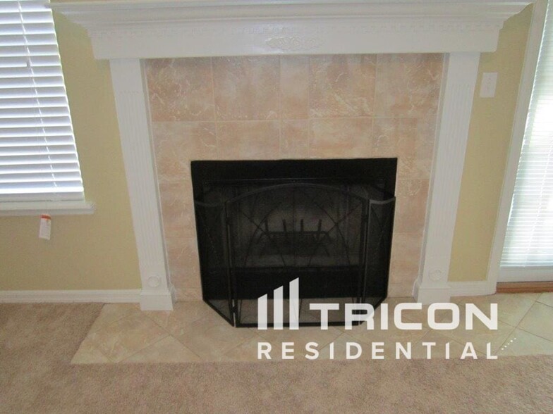 Building Photo - 8465 Country Bend Cir W