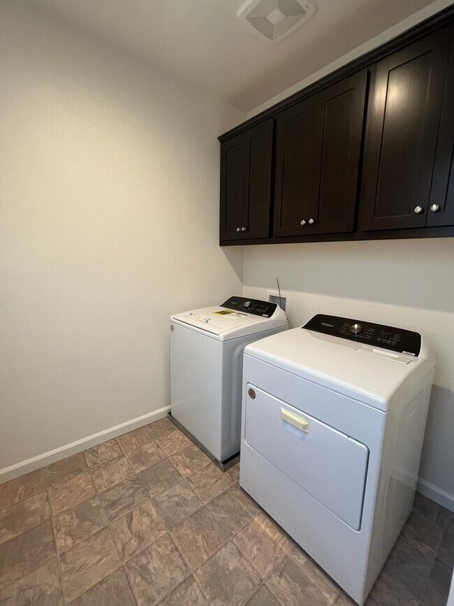 Building Photo - Spacious 4-Bedroom Retreat with 2.5 Baths in Los Banos – Your Ideal Family Home Awaits in a gated...