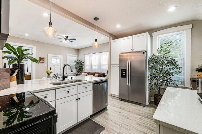 Building Photo - 611 Lincoln St